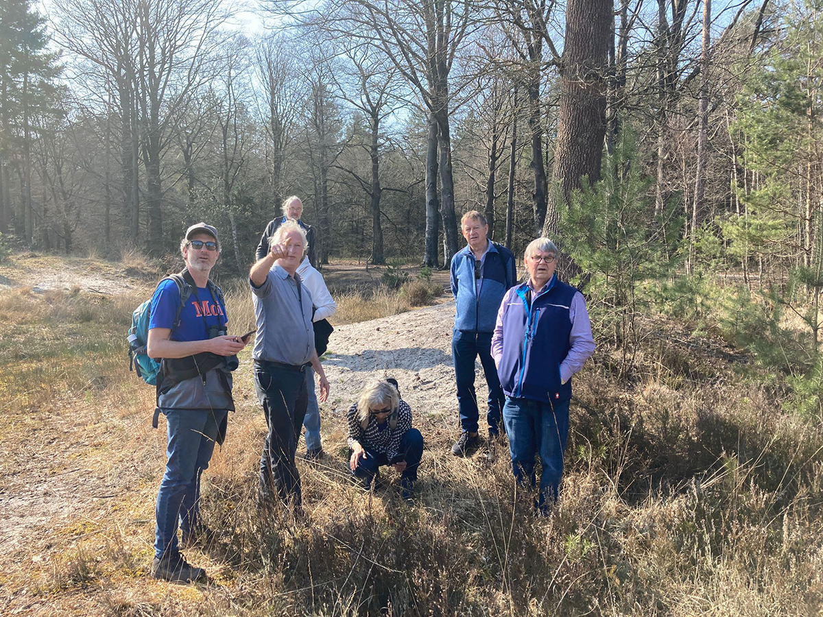 Uitleg over de hydrologie van het Tongerense veen tijdens een gezamenlijk uitje.